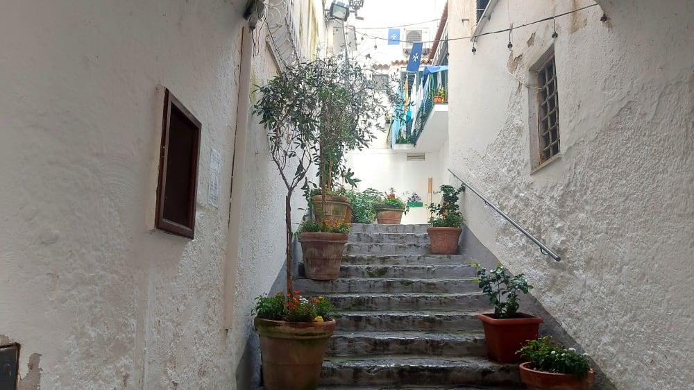 סמטת־מדרגות שיוצאת מהרחוב הראשי של אָמָלפי