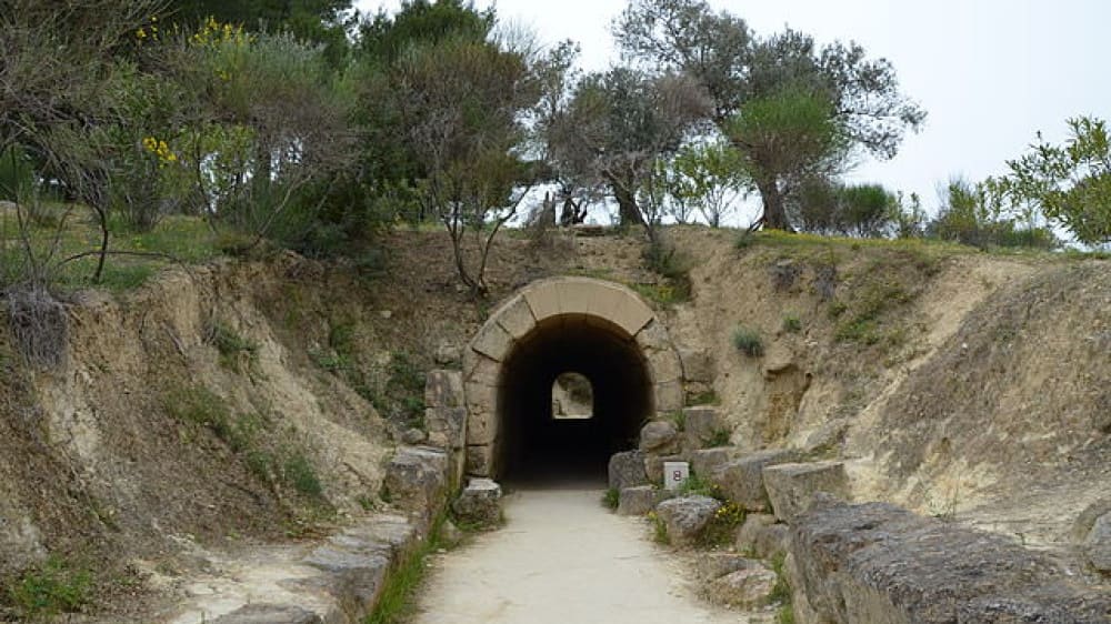 מנהרת הכניסה לאצטדיון העתיק בנֶמֶאָה