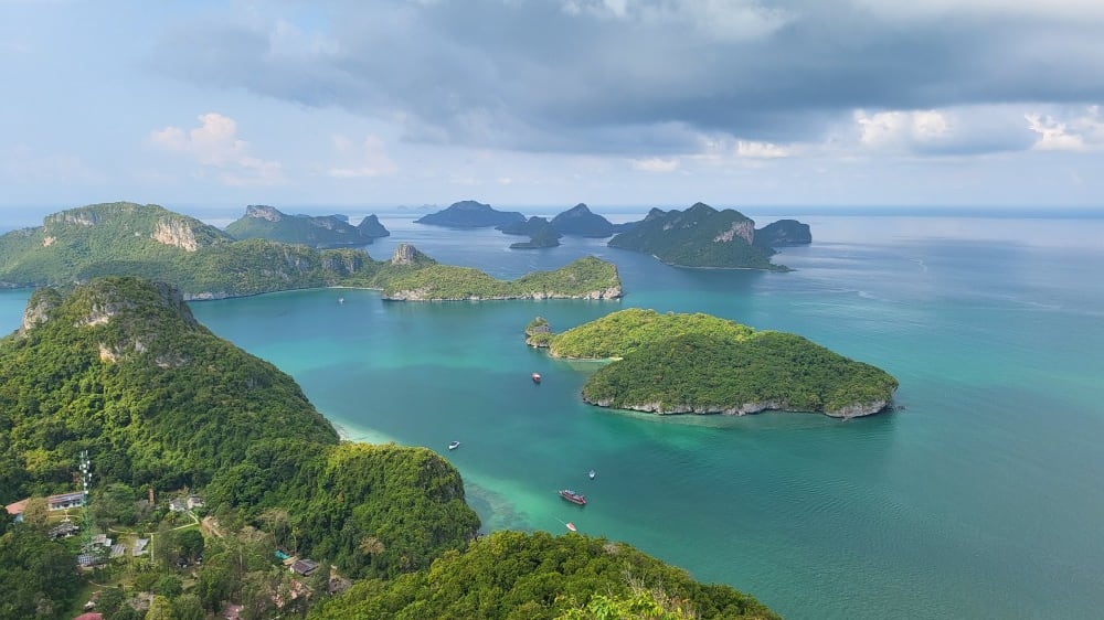 התצפית המרהיבה על הפארק הלאומי אָנג תוֹנג