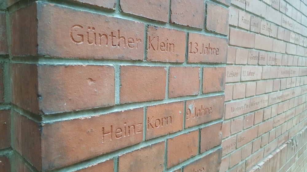 שמות חקוקים על הקיר שנותר מבית היתומים