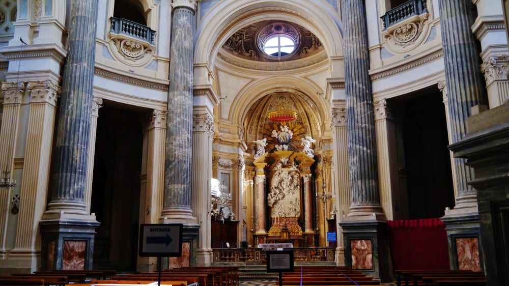 פנים בזיליקת סוּפרגה