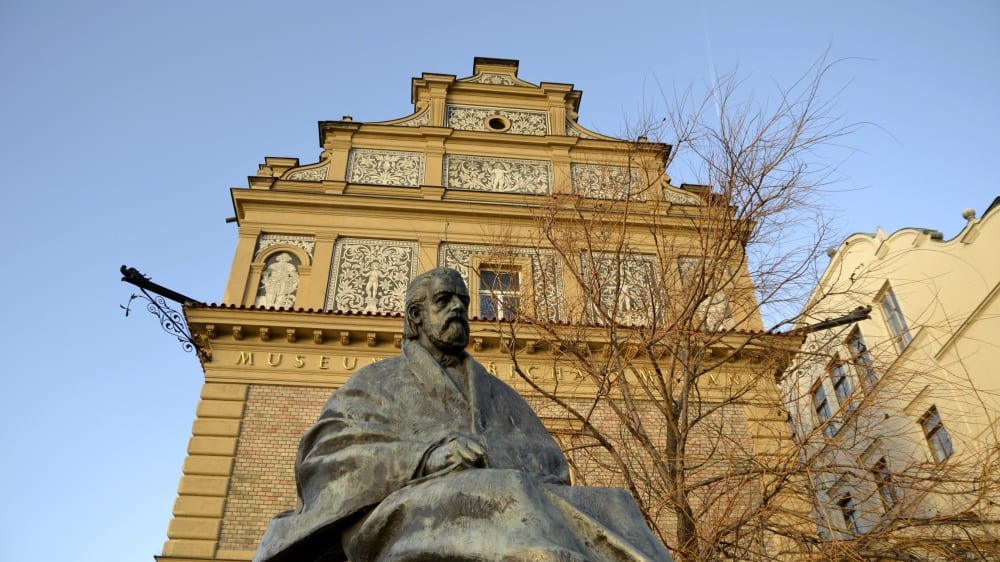 פסלו של בֶּדז'יך סמֶטאנָה במוזיאון סמֶטאנָה