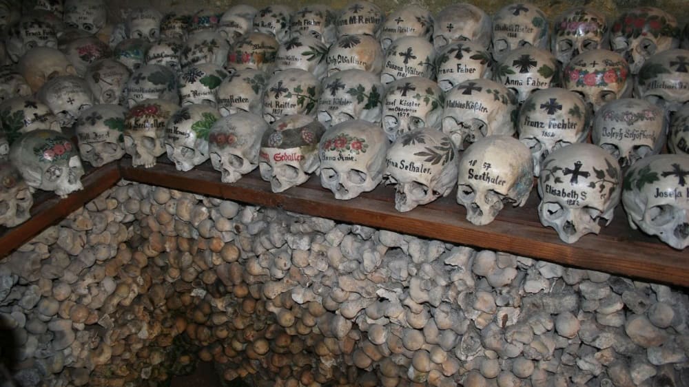 גולגלות אדם מקושטות בבית העצמות