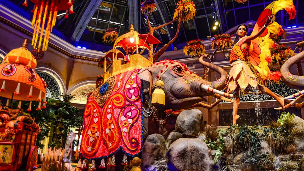 פסלים עשויים מפרחים בגן הבוטני במלון בלאג׳יו