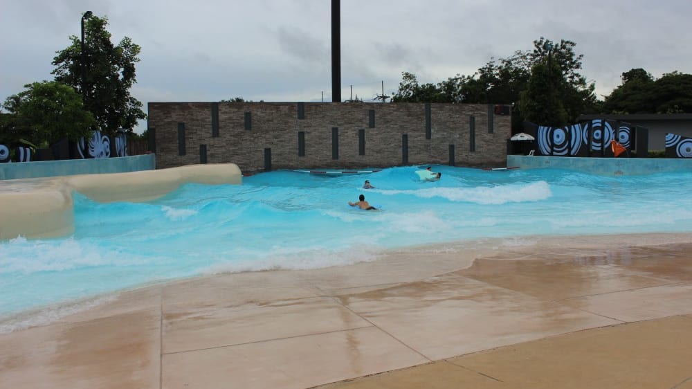 בריכת הגלים בפארק המים ההר השחור