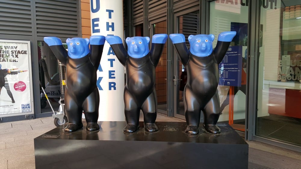 דובים כחולים בחזית התיאטרון של ה-Blue Man Group