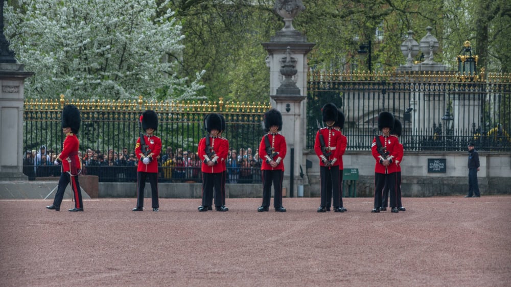 חילופי המשמר המלכותי בארמון‭ ‬בקינגהאם