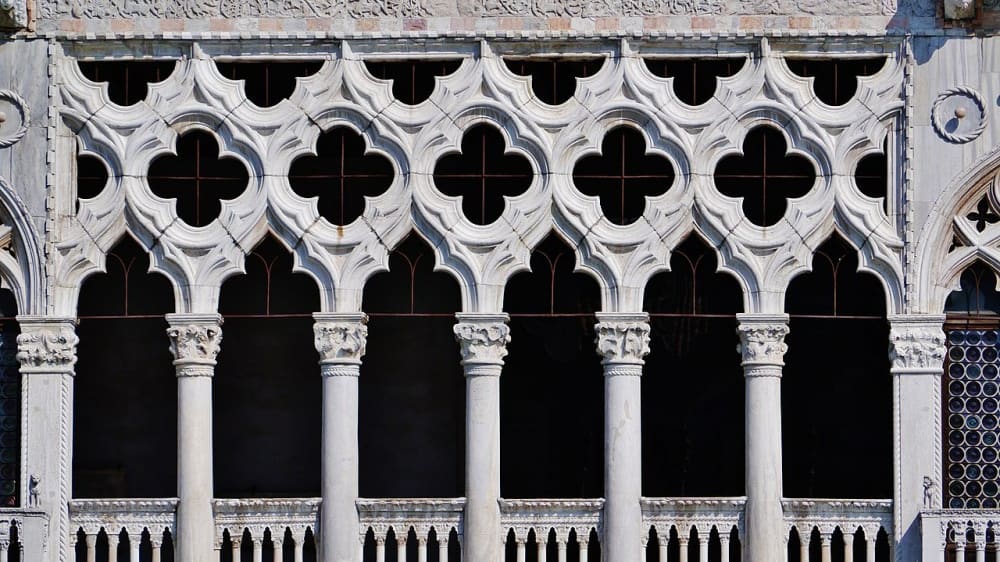 צלבי תלתן וכותרות מחודדות – מהמאפיינים המרכזיים של האדריכלות הגותית־ונציאנית