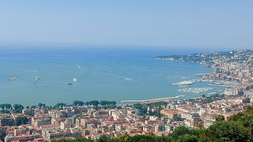 מפרץ נאפולי נשקף מהגג של קָסְטֶל סָנְט'אֶלְמוֹ