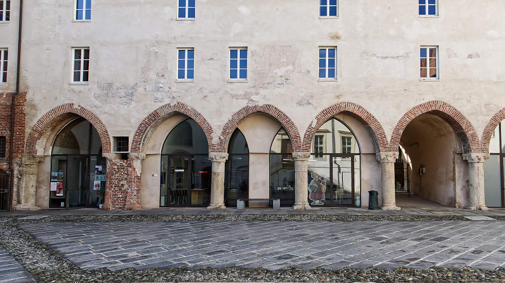 חצר פנימית בטירת פליאוֹלוֹג׳י