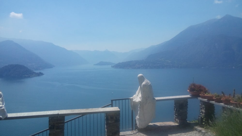 אחד מפסלי רוחות הרפאים בטירת וֶצְיוֹ