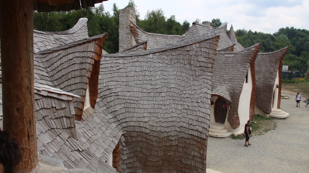 מבט אל גג טירת החֵמר מאחד החלונות