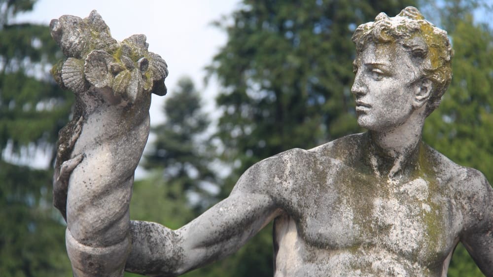 פסל בחזית ארמון פֶּלֶש