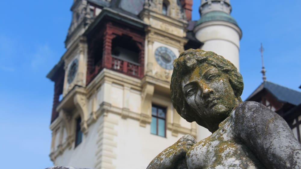 פסל בחזית ארמון פֶּלֶש