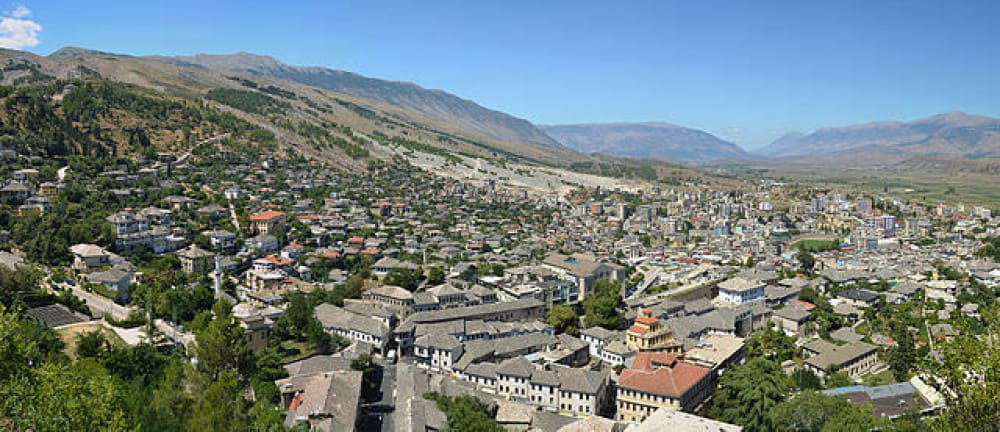 מראה העיר הנשקף ממצודת ג׳ירוֹקָסְטְרָה