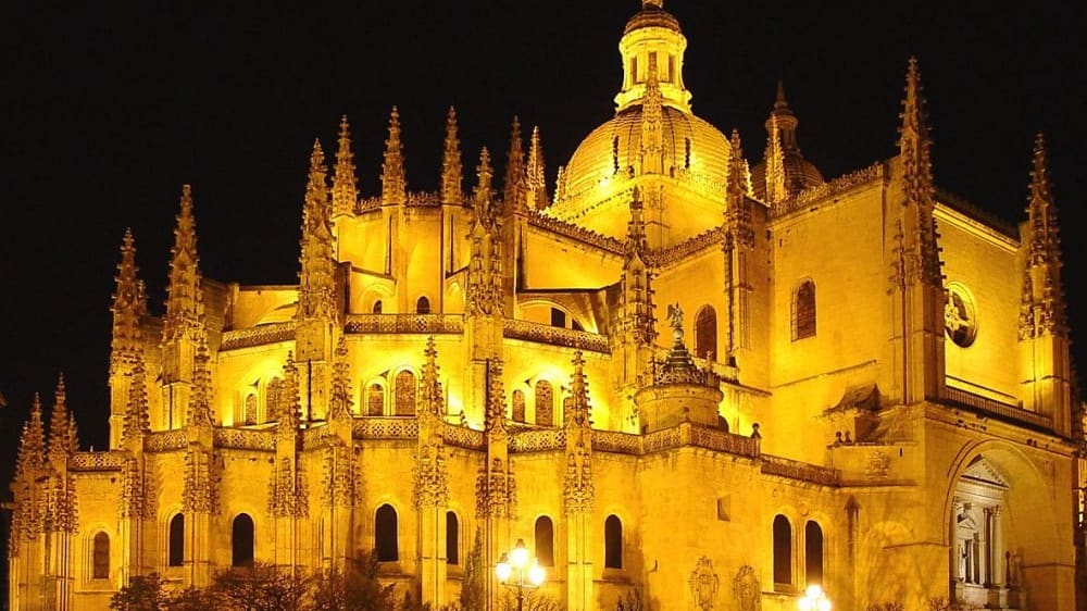 קתדרלת סגוביה מוארת בלילה