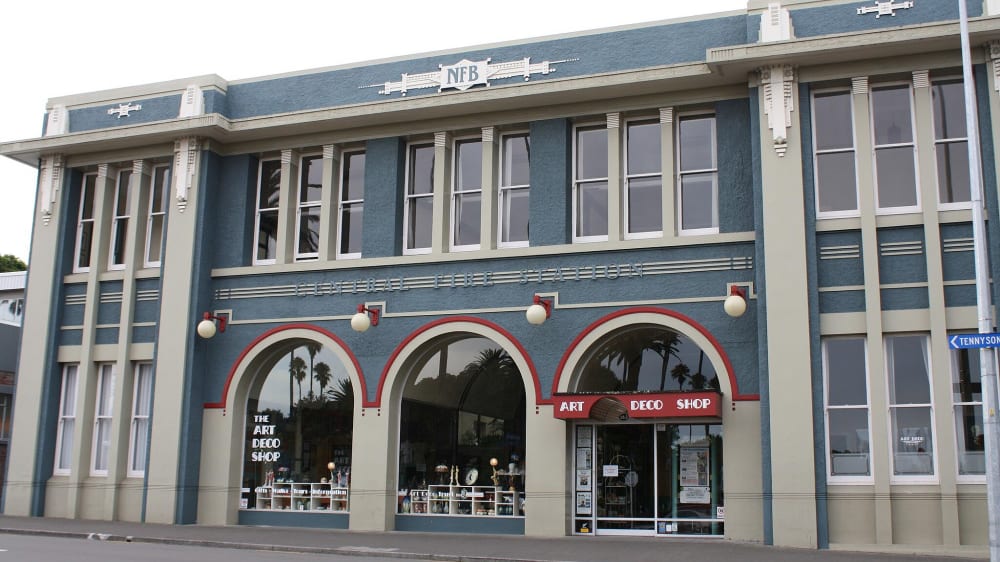 במקום בו שכנה בעבר תחנת מכבי האש של נֶייפּייר יש היום מסעדה