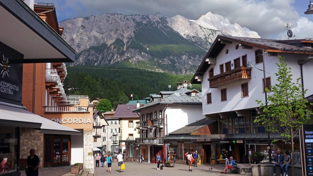 קוֹרטינָה ד׳אמפֶּצוֹ