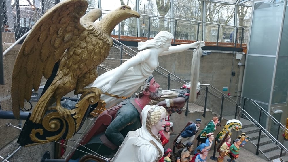 תצוגה של פסלי חרטום בקאטי סארק