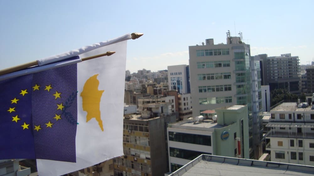 דגל קפריסין ליד דגל האיחוד האירופי