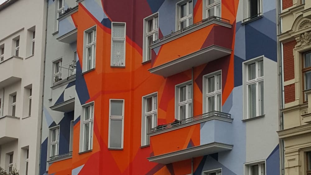 בית עם ציור קיר של ציפור