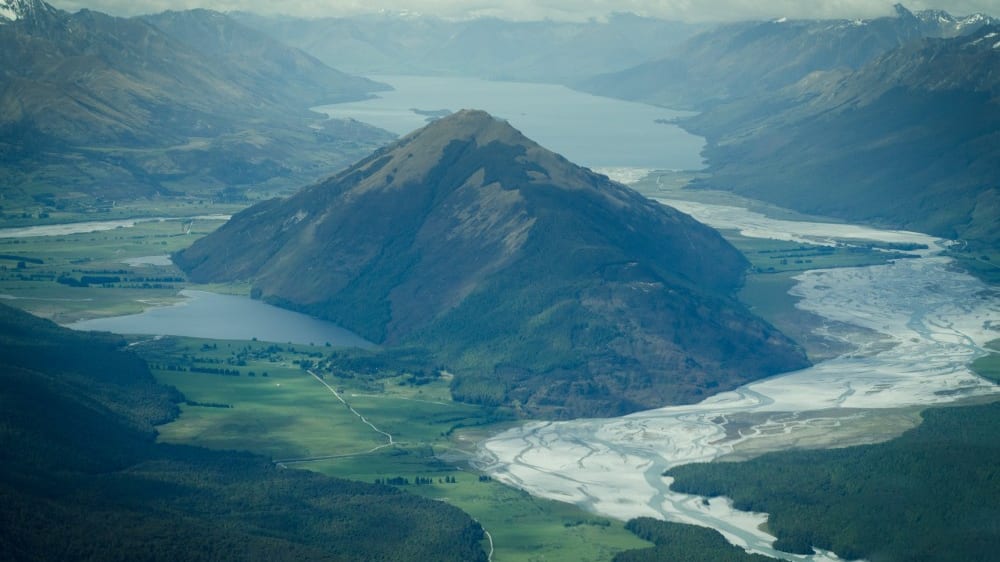 הר אלפרד שמאחוריו אגם ואקטיפּוֹ ומימינו נהר דארט 
