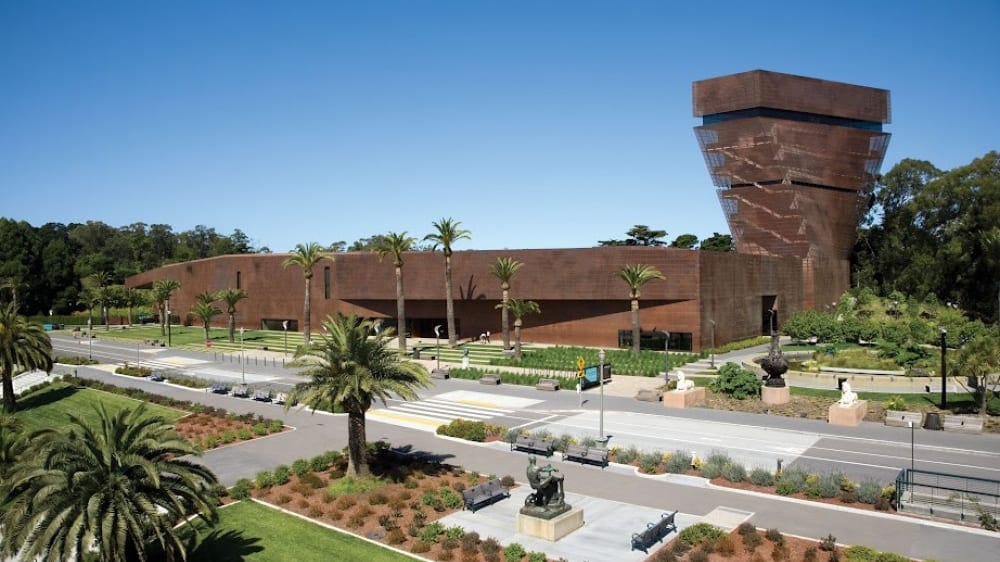 מוזיאון דה יאנג. שווה להקדיש תשומת לב למבנה המעניין