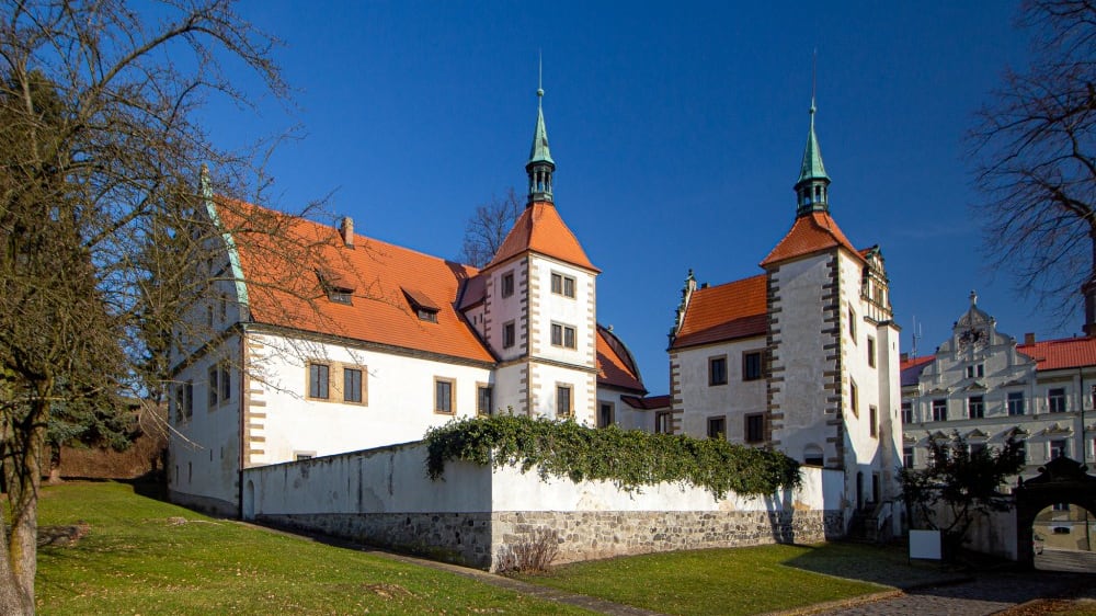 המצודה התחתונה בבֶּנֶשוֹב נאד פּלוֹצְ׳ניצי