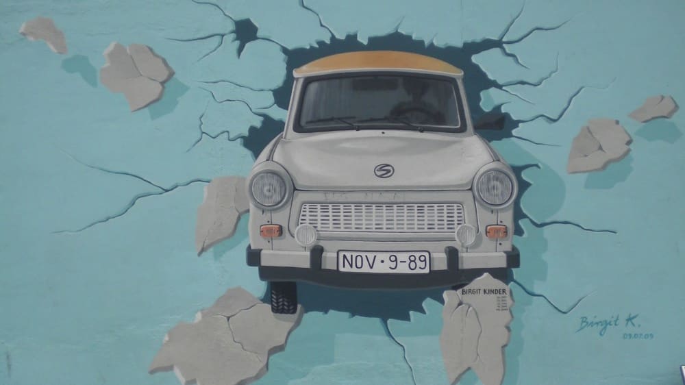 טראבאנט חוצה את החומה