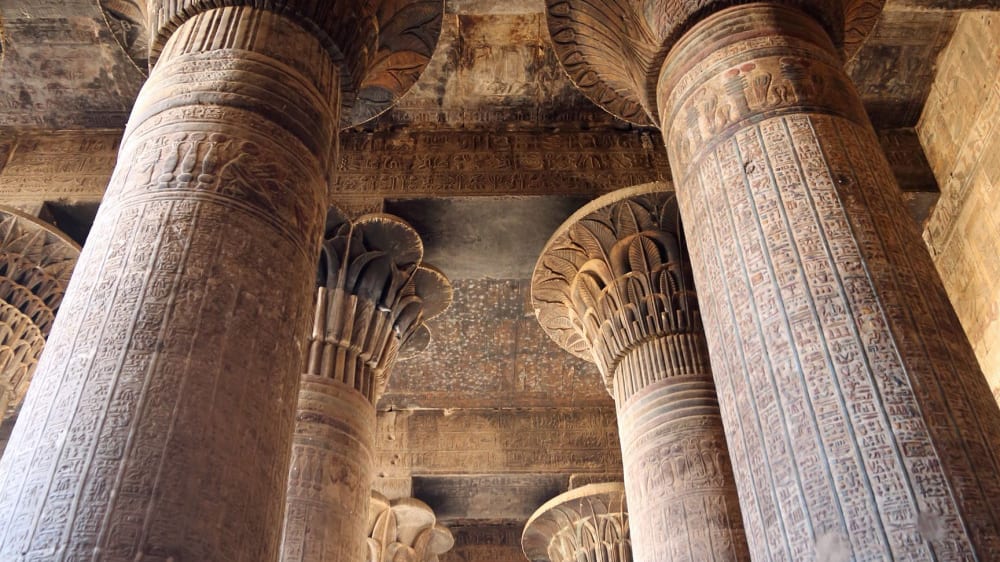 אולם העמודים במקדש איסנה