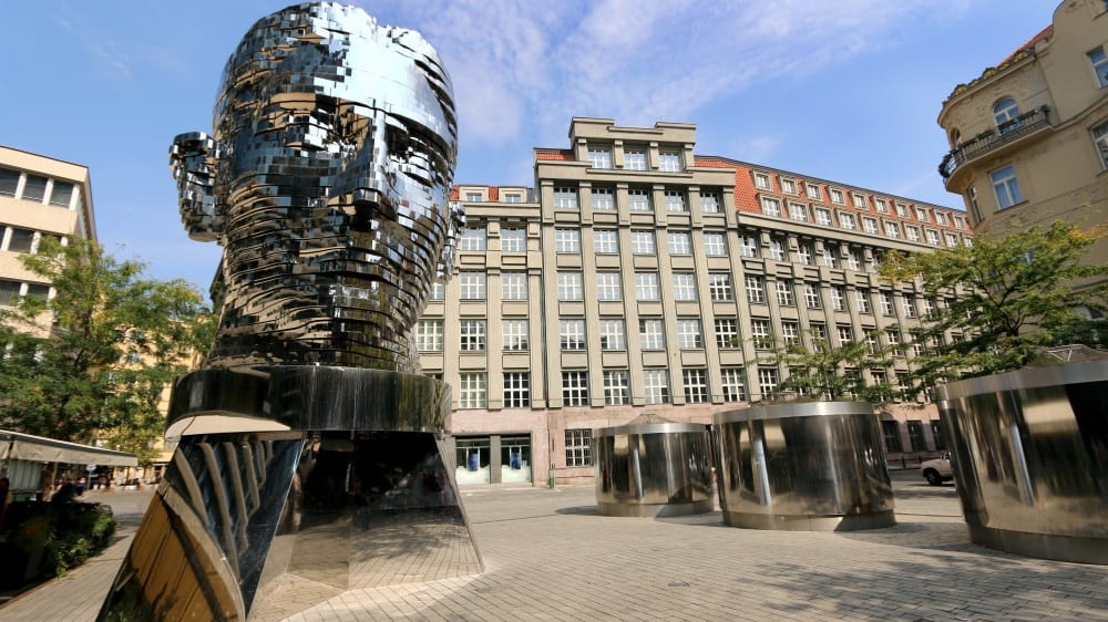 פסל הראש המסתובב של פרנץ קפקא