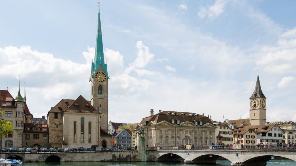 הצריח של פרָאוּמינסטֶר מתנשא מעל הגדה המערבית של הנהר