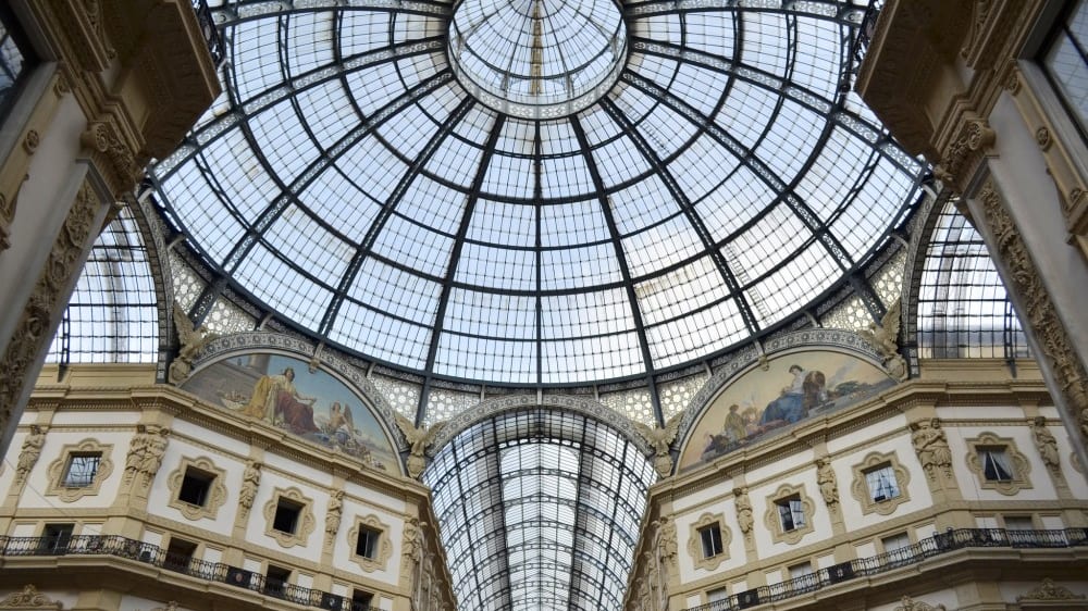 כיפת הזכוכית המרהיבה בגלריה ויטוֹריוֹ עמנוּאלֶה השני