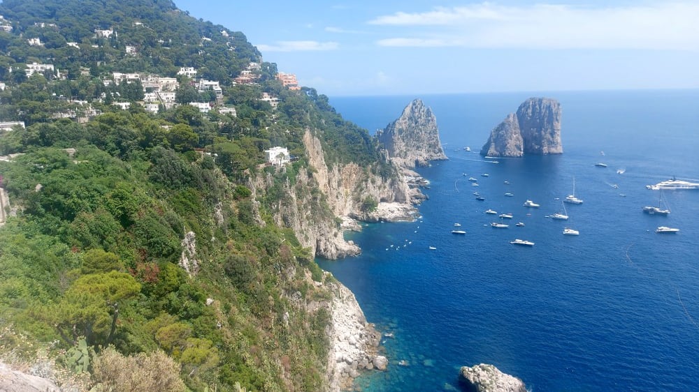 תצפית מגָנֵי אוגוּסְטוּס על סלעי פָארָגְלִיוֹנִי בדרום האי