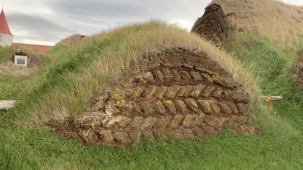 מבט מאחור על אחד החדרים. שכבות הכבול מספקות בידוד והעשב קושר ביניהן