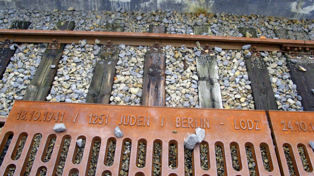 לוחות הזיכרון לאורך הרציף