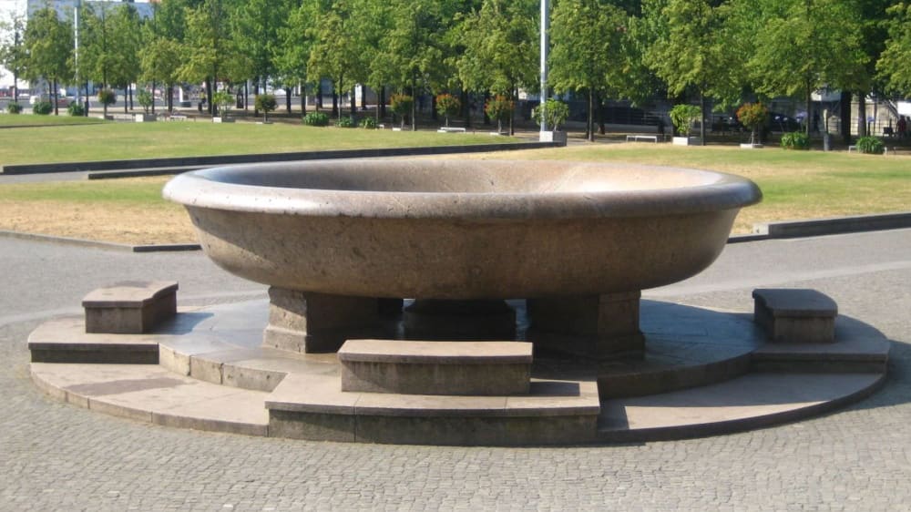 קערת הגרניט בלוּסטגארטֶן