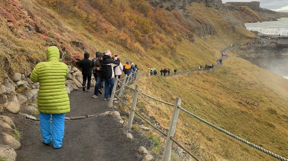 בדרך לתצפית התחתונה אל מפל גוּלפוֹס. ברקע: מרפסת התצפית העליונה