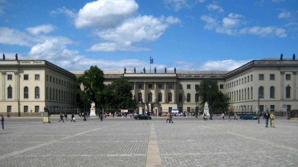 המבנה הראשי של אוניברסיטת הוּמבּוֹלדט (מבט מכיכר בֶּבֶּל)