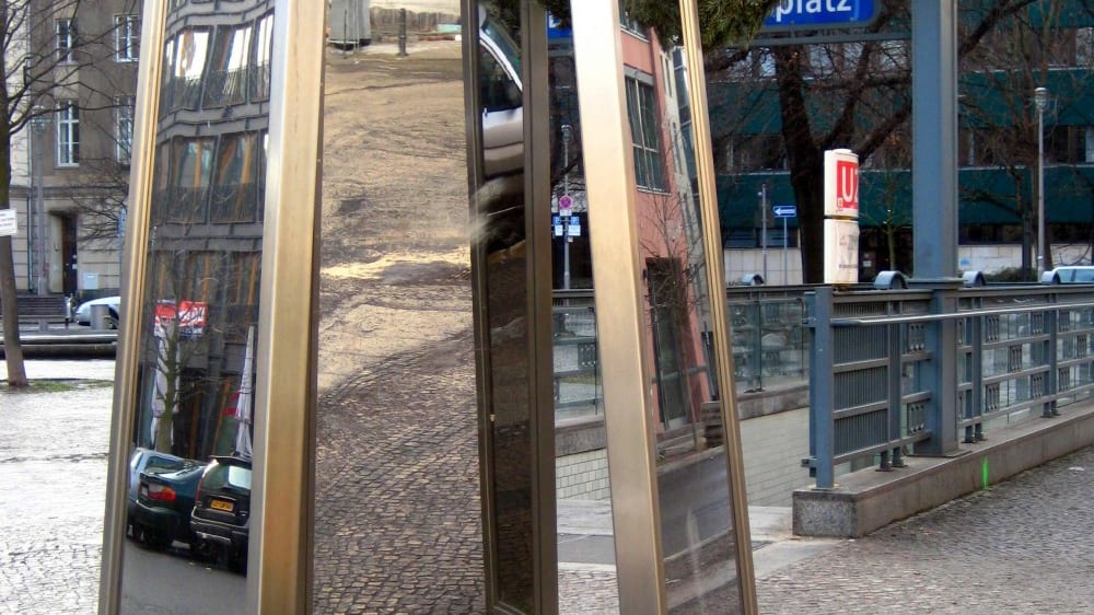 האנדרטה לתעשיית האופנה היהודית בכיכר הָאוּספוֹגטאי 