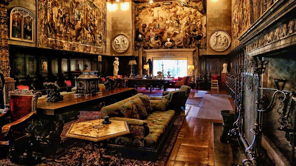 האולמות של טירת הֶרסט גדושים בשטיחי קיר, ריהוט עתיק ויצירות אמנות