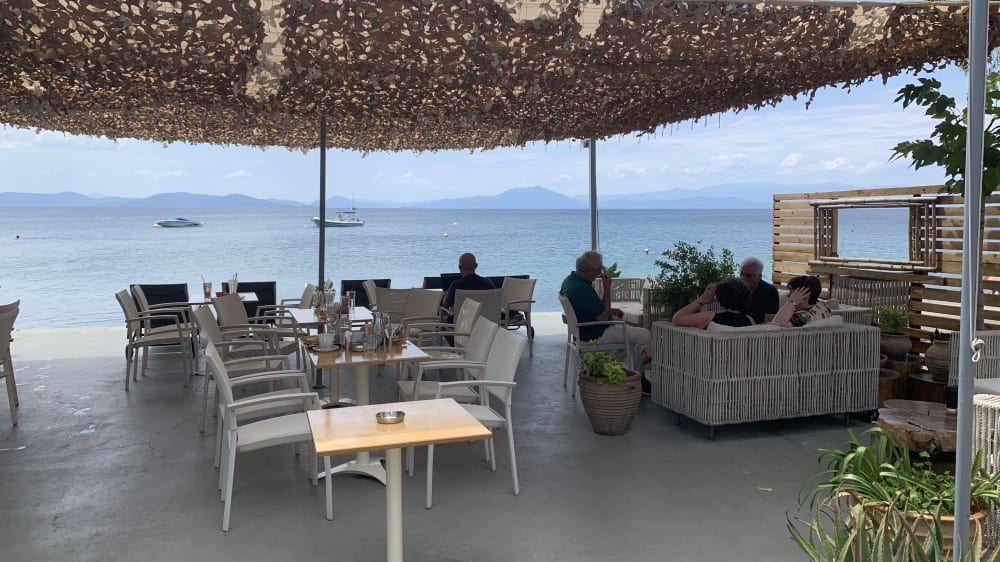 ארוחת בוקר על קו המים