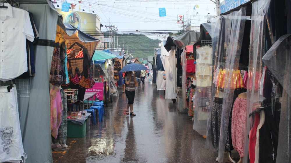 דוכני ביגוד בשוק הלילה הוּאָה הין