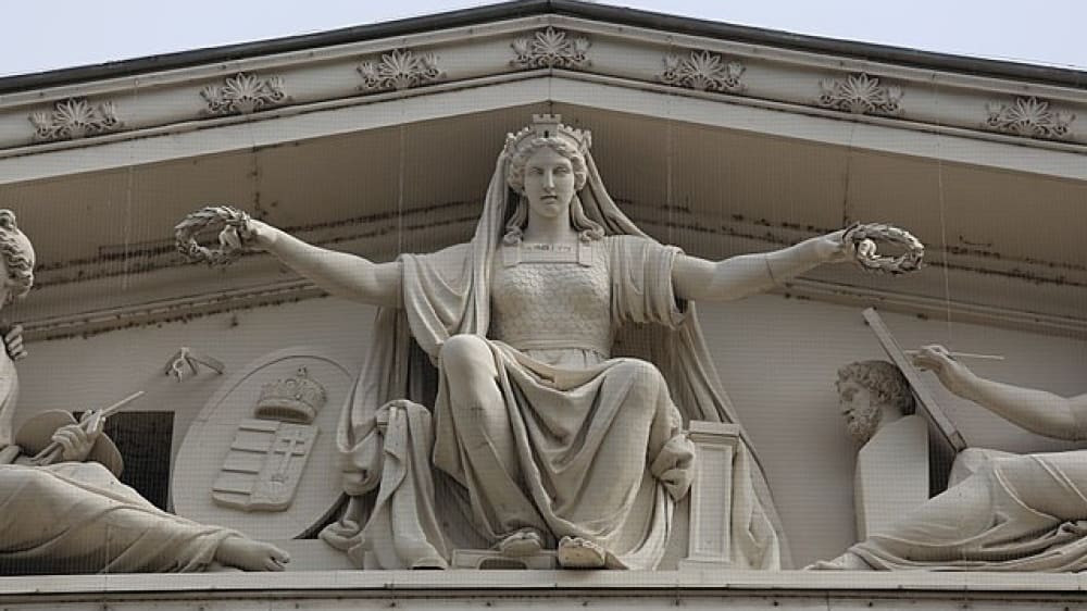 הגמלון בחזית המוזיאון הלאומי של הונגריה