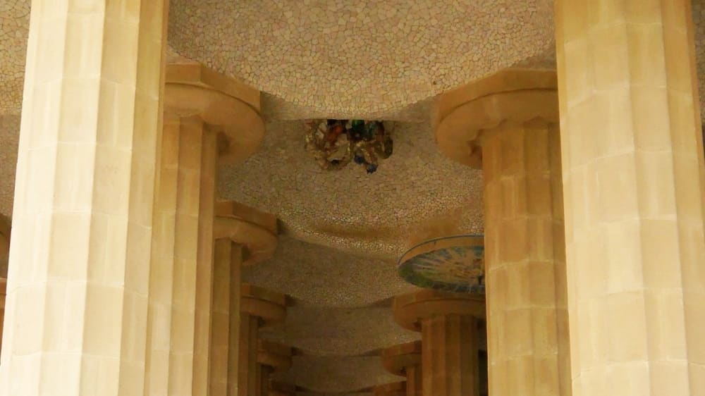 חדר מאה העמודים בפארק גוּאֶל