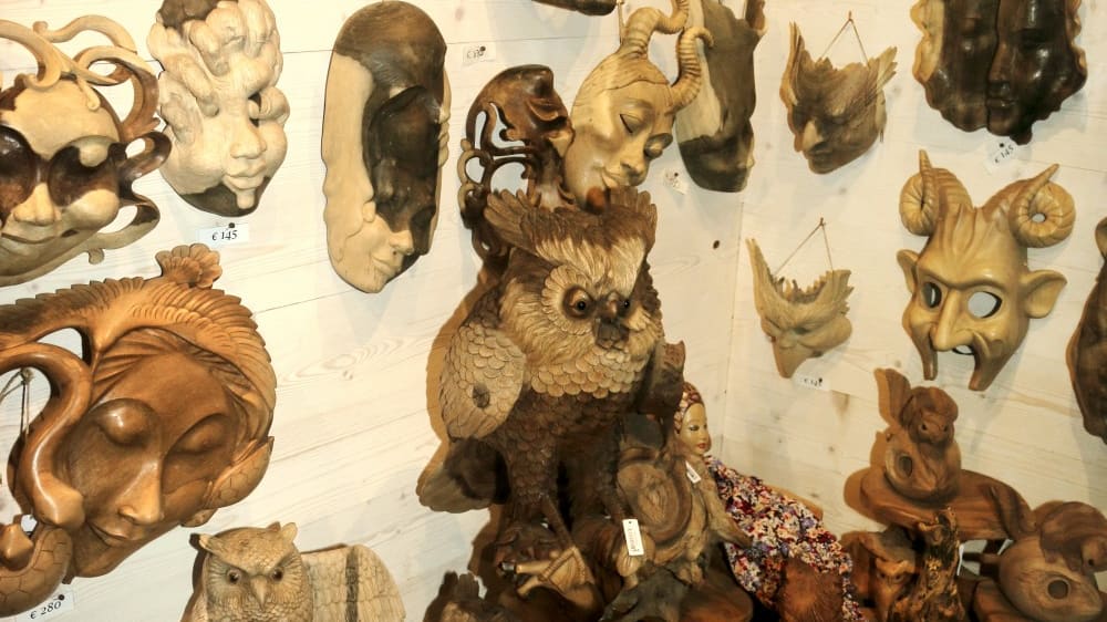 מסכות מגולפות בעץ