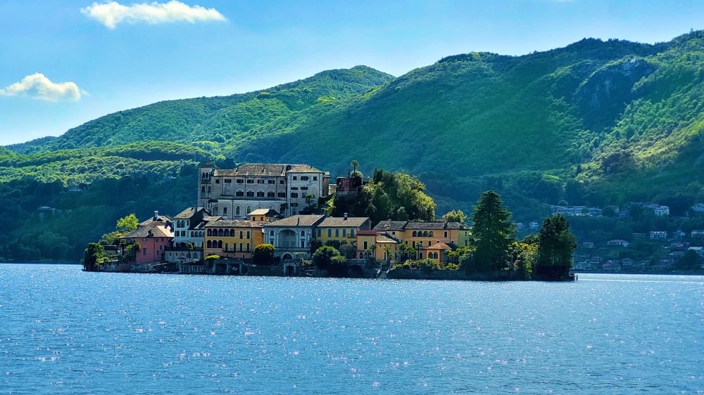 האי סָן ג׳וּליוֹ כפי שנשקף מרציף הסירות