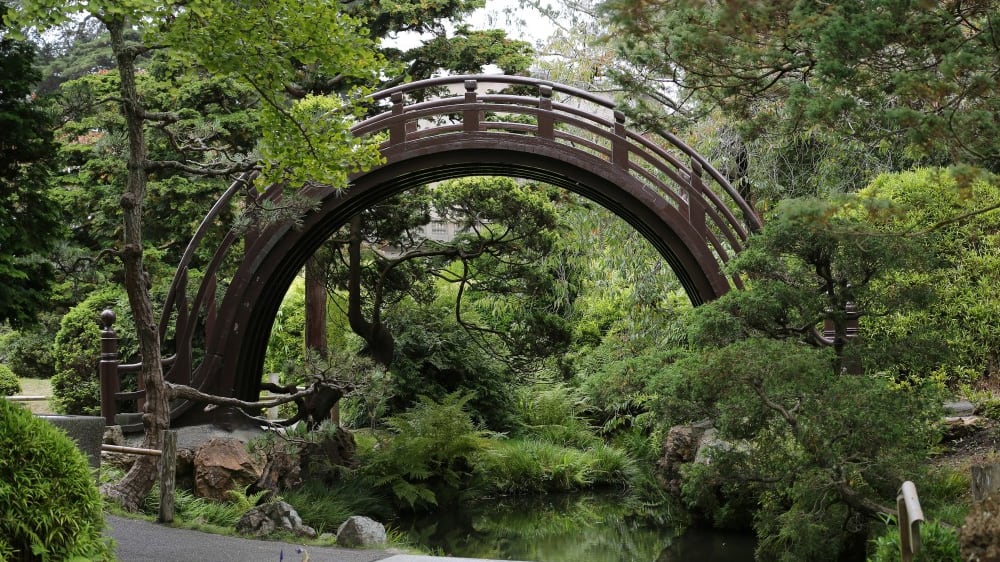 גשר חצי הסהר בגן התה היפני