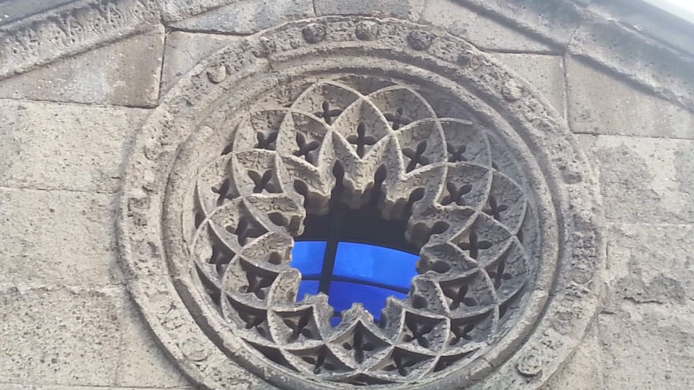 מאוזוליאום מעוטר בבית הקברות