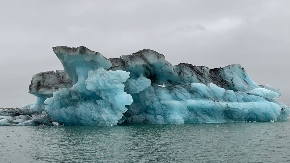 מבט מקרוב אל קרחון בשיט האמפיבי